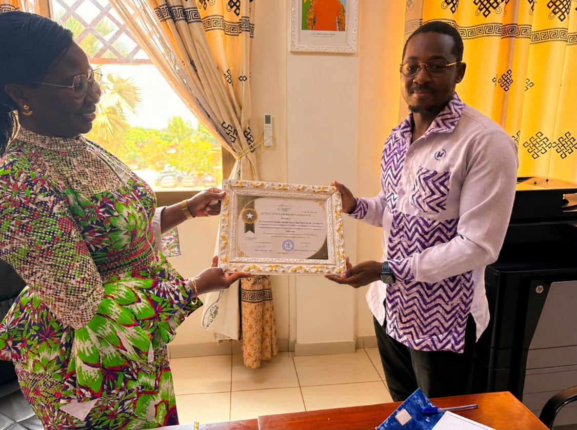 Remise attestation à la Directrice de la DFPE